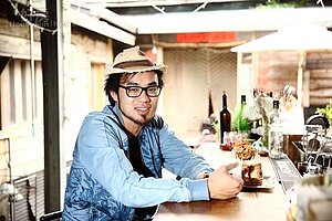 8.「奇蹟先生」沈家銘是校長兼撞鐘的經營者。