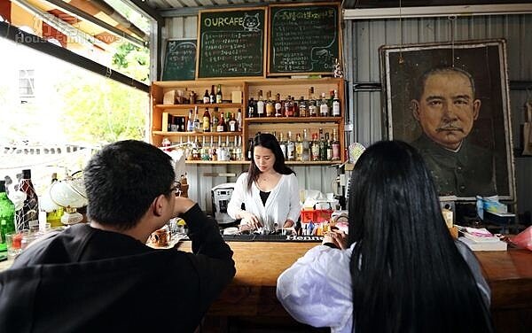 
10.在這兒用才華和來自全世界的朋友交流，是「Our老房子咖啡屋」迷人的所在。