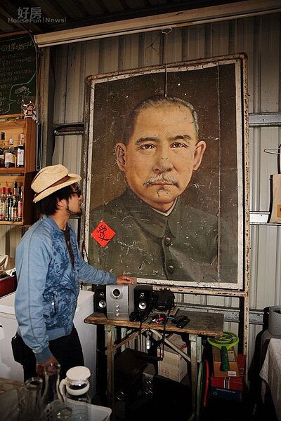 
11.巨大國父肖像是沈家銘從玉里國小回收場「搶救」回來的寶。