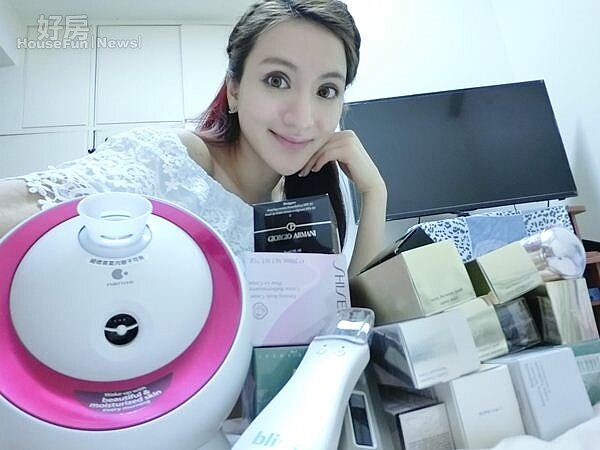 7.羅曼斤自許為保養美妝達人,房間裡也可見到雷射除毛刀導入儀、奈米美容儀洗臉機…等各種保養品與美容儀器。